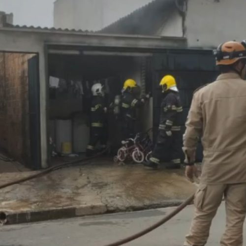 Incêndio em residência é controlado pelo Corpo de Bombeiros no Residencial Flor do Ipê em Senador Canedo