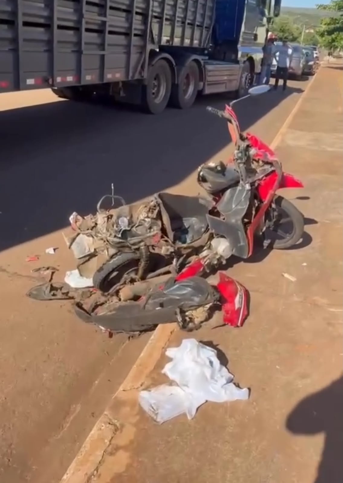 MULHER SALTA DE MOTO EM MOVIMENTO E ESCAPA DE SER ATROPELADA POR CARRETA EM JATAÍ