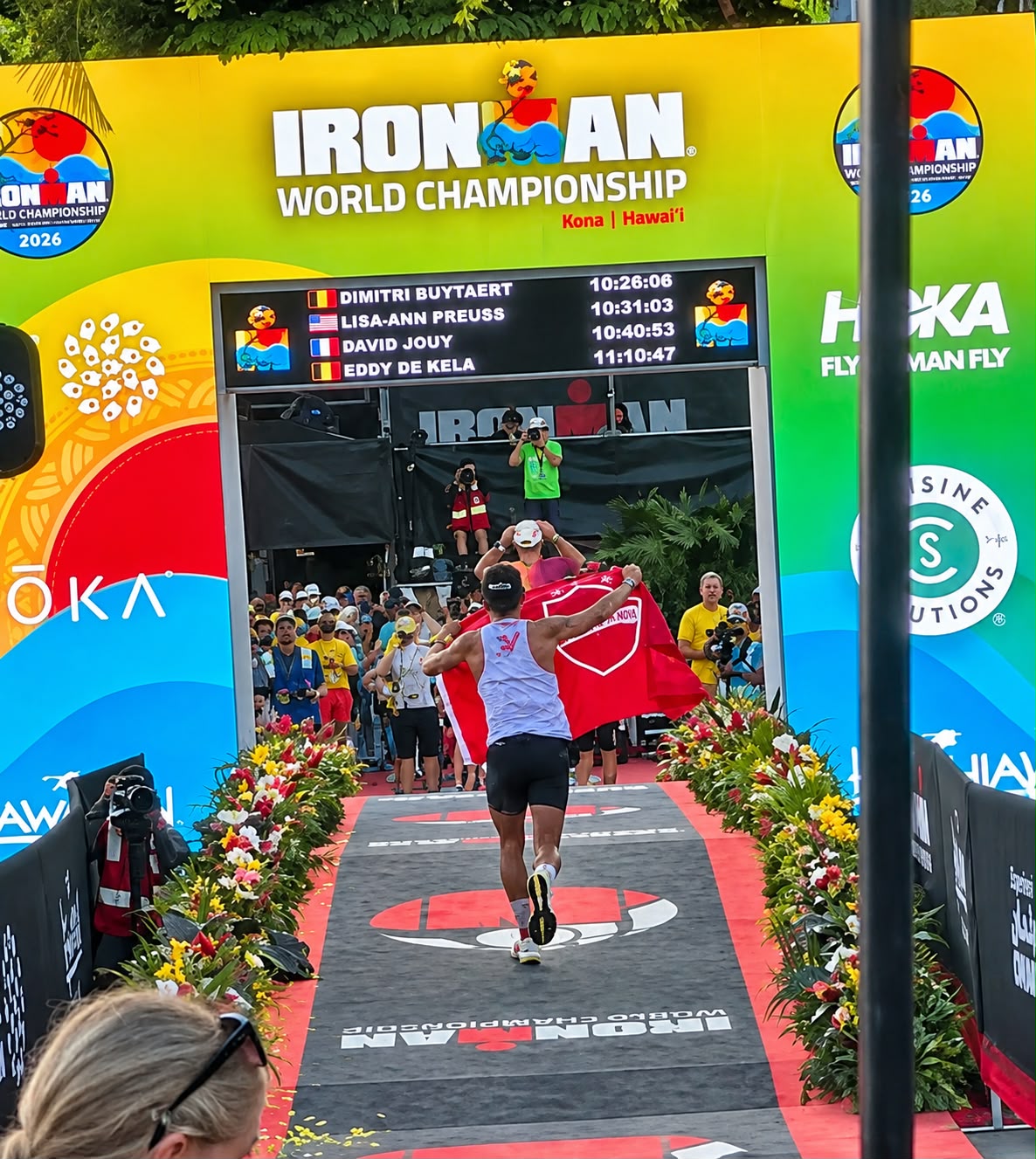 Médico goiano cruza linha de chegada do Mundial de Ironman no Havaí com bandeira do Vila Nova