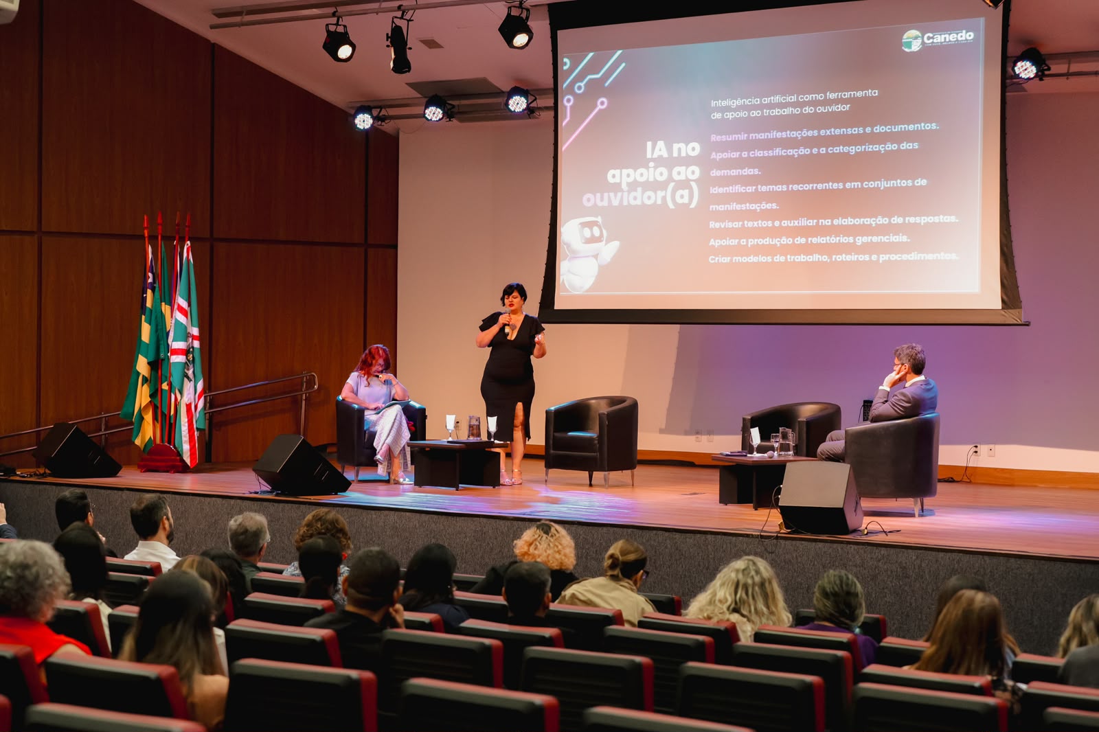 Senador Canedo apresenta uso de inteligência artificial e serviços digitais em seminário estadual