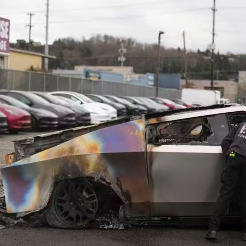 Homem que atacou Tesla e sede republicana pode pegar 40 anos de prisão