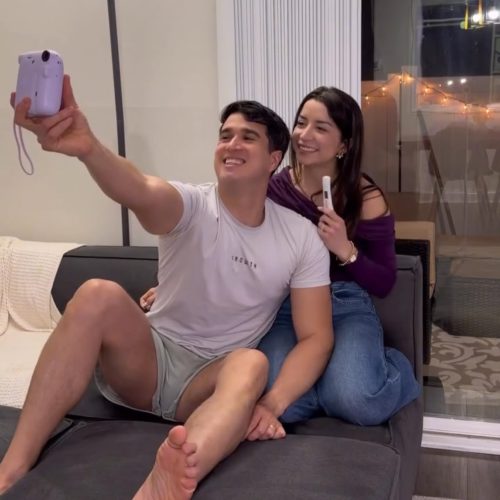 Influenciadora emociona ao anunciar gravidez; reação do marido viraliza nas redes