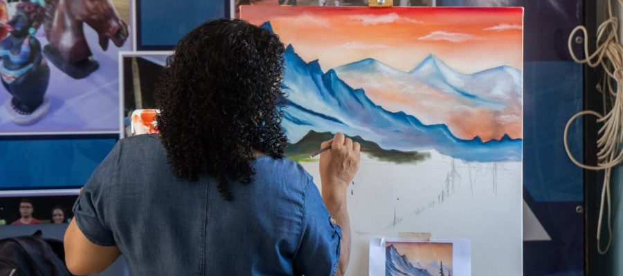 Senador Canedo realiza exposição de pinturas “Arte em Cores” no Paço Municipal