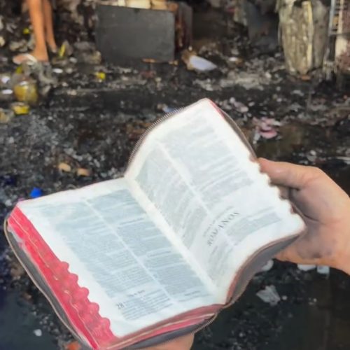 Bíblia é encontrada intacta após incêndio destruir loja de embalagens em Goiânia