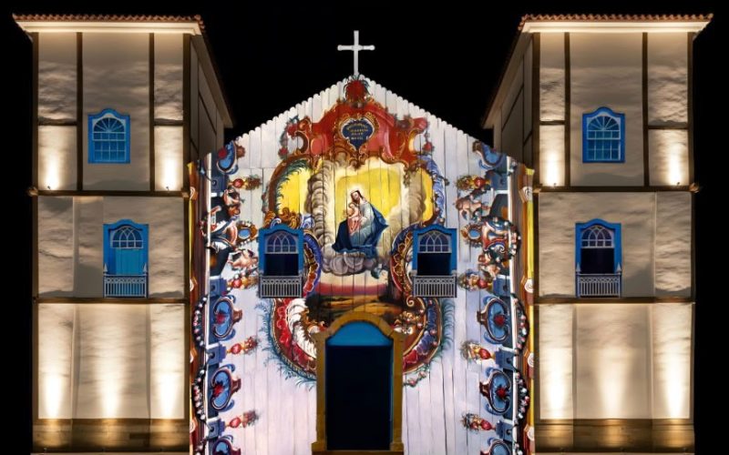 Pirenópolis vira um espetáculo de luzes e transforma Igreja Matriz em uma “tela gigante”
